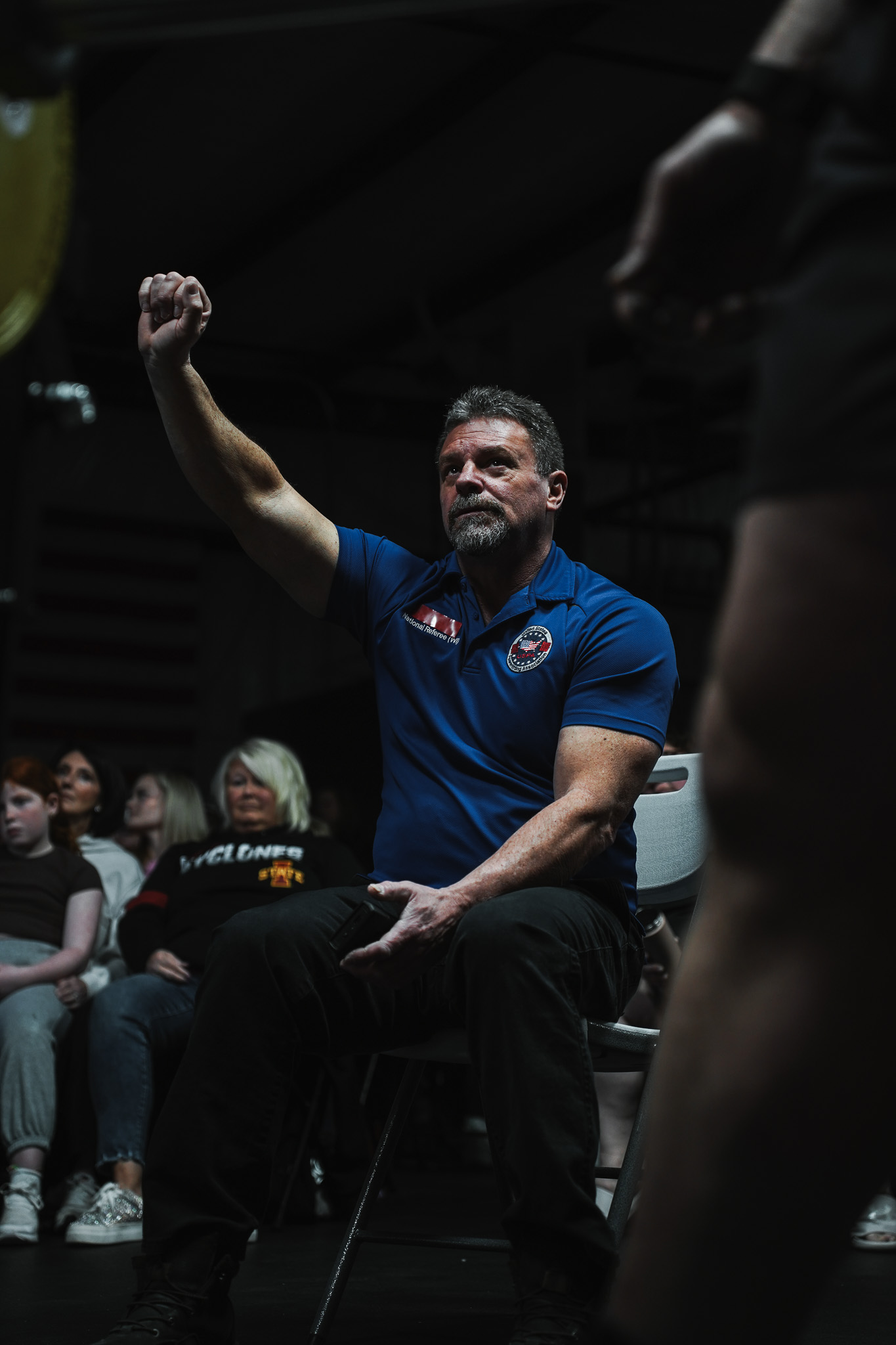 Competition official signals the result
